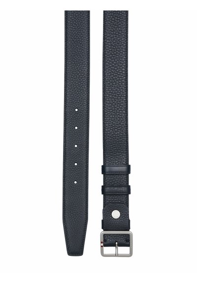 Schwarzer Ledergürtel mit strukturiertem Finish, ausgestattet mit fünf Löchern zur Anpassung, einer silberfarbenen Metall-Schnalle und einem kleinen Akzentdetail in der Nähe der Schnalle.