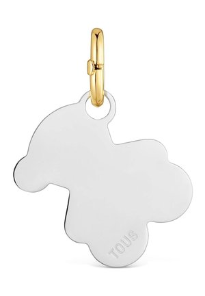 Pendentif en argent en forme d'ours avec l'inscription gravée "TOUS", attaché à un petit fermoir doré.