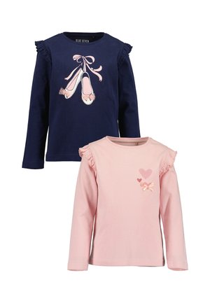 Marineblaues Langarmshirt mit Ballettschuh-Grafik und pinkes Langarmshirt mit Rüschen und Herzmotiven, beide Mädchenshirts.