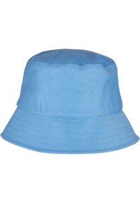 Svetlomodrý klobúk typu bucket vyrobený z bavlnenej látky, s širokým krempou, mäkkou textúrou a dvojito šitými detailmi pozdĺž okrajov.
