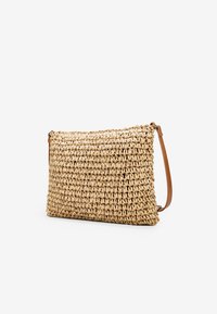 Borsa a tracolla intrecciata in paglia con forma rettangolare, di colore naturale, con spallaccio in pelle e superficie testurizzata.
