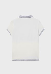 Polo blanc à manches courtes avec col, poignets de manches et ourlet inférieur gris clair, vu de dos sur un fond uni.