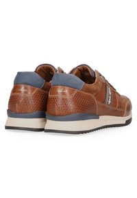 Bruine leren sneakers met een gestructureerd ruitpatroon, blauwe suède accenten en een gevoerde zool met een contrasterende witte streep.