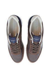 Sneaker marroni realizzati con un mix di materiali in pelle e rete, con accenti bianchi e blu marino, punta tonda e lacci testurizzati.