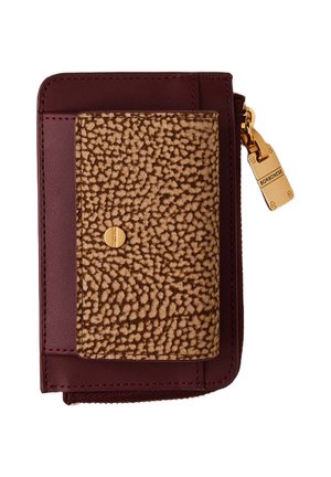 Portafoglio in pelle bordeaux con un accento marrone testurizzato, dotato di una cerniera e accessori dorati, e un logo circolare impresso sulla parte anteriore.