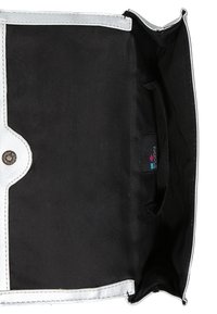 Obdélníková stříbrná kabelka z imitace kůže s černou textilní podšívkou. Zapínání na patent, minimalistický design, žádné vnější kapsy.