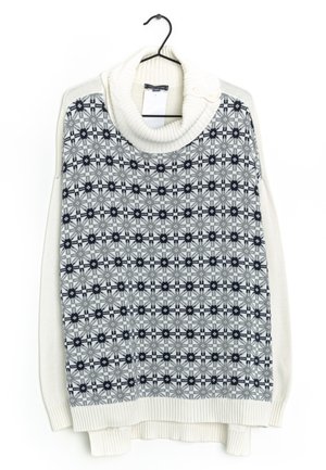 Pull en tricot avec col roulé, présentant un motif gris et blanc de fleurs et de formes géométriques, des poignets côtelés et un ourlet.