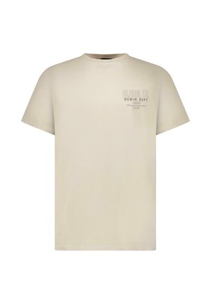 Beige T-shirt met korte mouwen en ronde hals met kleine tekst "GLOBAL CO. DENIM DEPT" op de bovenste linkerborst.