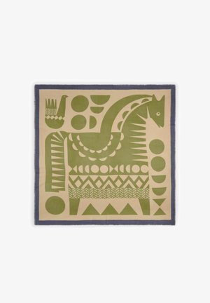 Beige textiel met groene geometrische motieven van een paard en een vogel, omringd door cirkels, driehoeken en patronen, ingekaderd door een donkere rand.