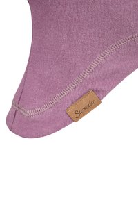 Lila Baumwollschal mit einer glatten Textur, der eine genähte Kante und ein braunes Lederschild mit der Aufschrift "Sterntaler" aufweist.