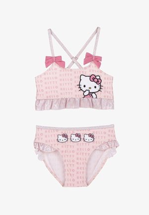 Roze Hello Kitty tweedelig kinderbadpak met strikbandjes, gerimpelde randen en een patroon van herhaalde "Hello Kitty"-tekst.