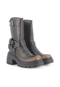 Botas de tobillo de cuero negro con acentos en bronce, que presentan hebillas y una suela de goma gruesa con un diseño de textura. Cremallera en el costado.