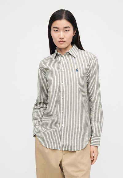 Bavlnená košeľa na gombíky s vertikálnymi pruhmi v olivovo zelenej a bielej farbe, s ostrým golierom a malým modrým logom na hrudi.