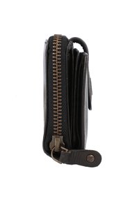 Portefeuille en cuir noir avec une finition texturée, doté d'une fermeture éclair en bronze le long du bord et d'une tirette en cuir, de forme compacte et rectangulaire.