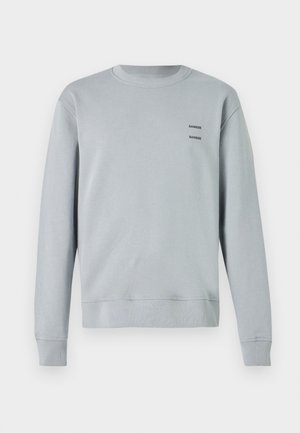 Hanorac gri deschis, realizat dintr-un material moale, cu guler rotund, manșete și tiv ribbate, având două logo-uri negre "SAMSØE" pe piept.