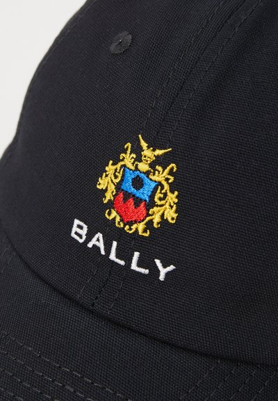 Schwarze Baseballmütze mit einem bunten, gestickten Wappen in Gold, Blau und Rot, mit dem Wort "BALLY" in Weiß unter dem Logo eingestickt.
