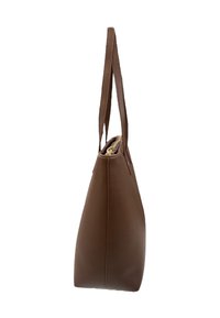 Borsa tote in pelle marrone con due manici lunghi e chiusura con zip dorata, vista di lato su sfondo bianco.