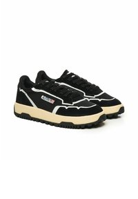 Sneakers neri con una tomaia in tessuto testurizzato, dettagli bianchi e suola in gomma beige. Presentano un logo sul lato e un colletto imbottito.