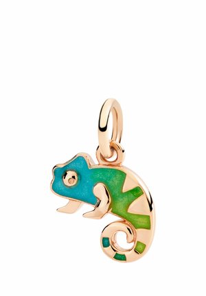 Goldener Chamäleon-Anhänger mit blauen und grünen Emailldetails und einer Schlaufe zum Befestigen an einem Armband oder einer Halskette.