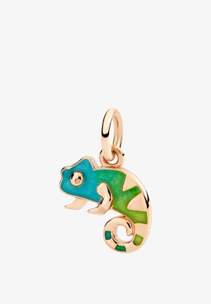 Goldener Chamäleon-Anhänger mit blauen und grünen Emailldetails und einer Schlaufe zum Befestigen an einem Armband oder einer Halskette.