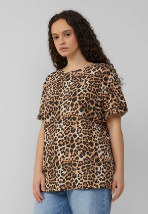 Korte mouw shirt met luipaardprint, voorzien van een losse pasvorm, ronde halslijn en lichtgewicht stof. Het patroon bevat verschillende tinten bruin en zwart.