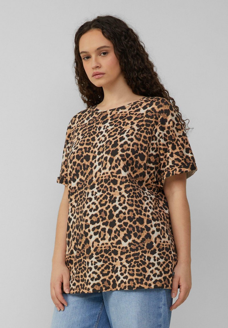 Korte mouw shirt met luipaardprint, voorzien van een losse pasvorm, ronde halslijn en lichtgewicht stof. Het patroon bevat verschillende tinten bruin en zwart.