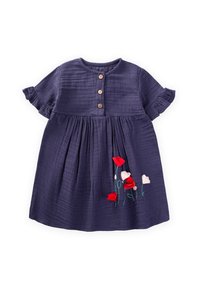 Vestido de algodón azul marino con mangas cortas con volantes, cinco botones de madera y bordados florales en rojo y rosa en el dobladillo. Falda plisada.