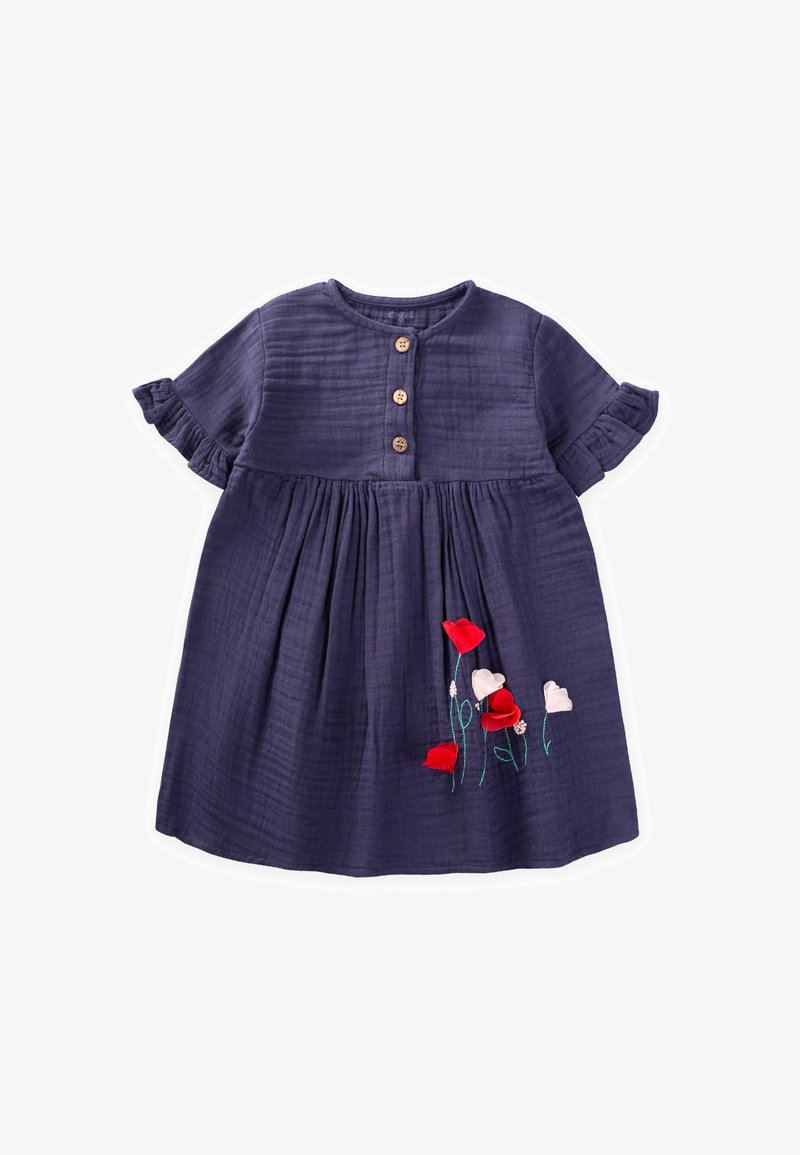 Mornarska pamučna haljina s kratkim volanima, pet drvenih dugmadi i cvjetnim vezom u crvenoj i ružičastoj boji na rubu. Plisirani sug.