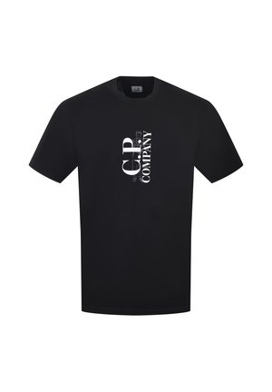 T-shirt nera a maniche corte con logo verticale bianco "C.P. COMPANY" stampato al centro davanti.