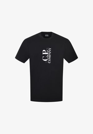 T-shirt nera a maniche corte con logo verticale bianco "C.P. COMPANY" stampato al centro davanti.