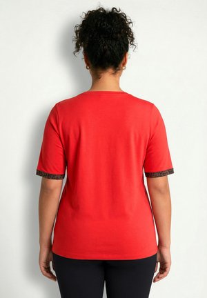 Ulla Popken, FUNKTIONS-SHIRT, MOTIVDRUCK, CLASSIC, RUNDHALS, HALBARM - Camiseta estampada - red