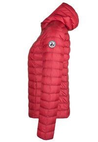 Chaqueta acolchada roja con capucha, que presenta un diseño acolchado, un parche redondo en la manga izquierda y una textura de tela suave y brillante.