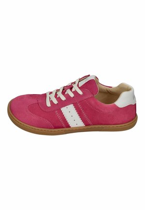 Rosa Wildleder-Sneaker mit weißen Schnürsenkeln, weißem Seitenstreifen und Gummisohle, von der Außenseite auf weißem Hintergrund gezeigt.