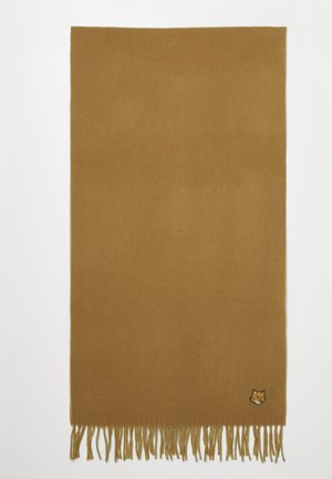 Hnedý šál vyrobený z mäkkého, textúrovaného materiálu, s strapcovými okrajmi a malým vyšitým dizajnom líšky v dolnom rohu.