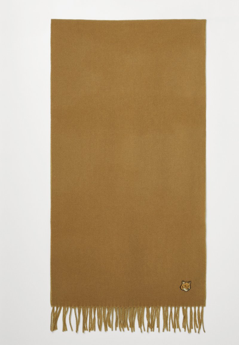 Brun sjal laget av mykt, teksturert materiale, med frynsekanter og et lite brodert rev-design i nederste hjørne.