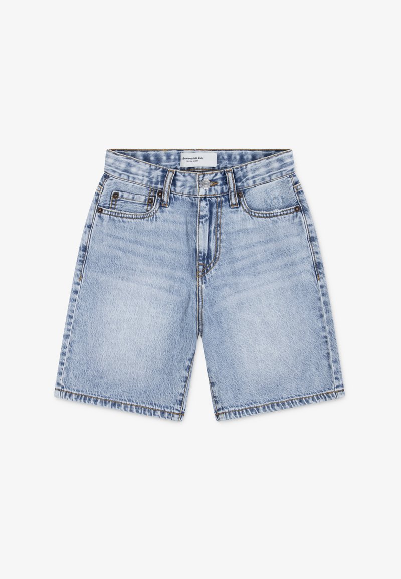 Κοντό τζιν σορτς σε ανοιχτό μπλε χρώμα με άνετη εφαρμογή, σχεδιασμό με πέντε τσέπες, κλείσιμο με κορυφαίο κουμπί και ξεφτισμένα τελειώματα που παρουσιάζουν διακριτική ξεθώριαση.