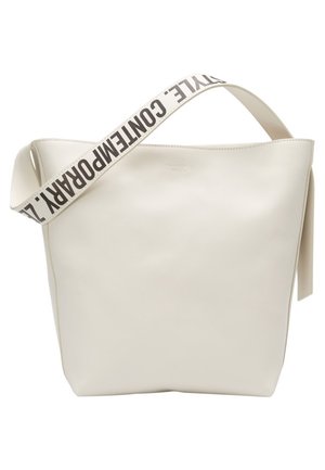 Sac cabas en cuir blanc avec une large bandoulière en tissu portant un texte noir indiquant "CONTEMPORARY STYLE."