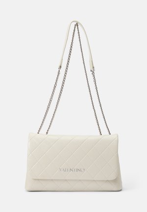 Bolso de mano de piel blanca acolchada con correas de cadena plateadas y cierre de solapa magnético. Presenta un logo embossado en el frontal y forma rectangular.