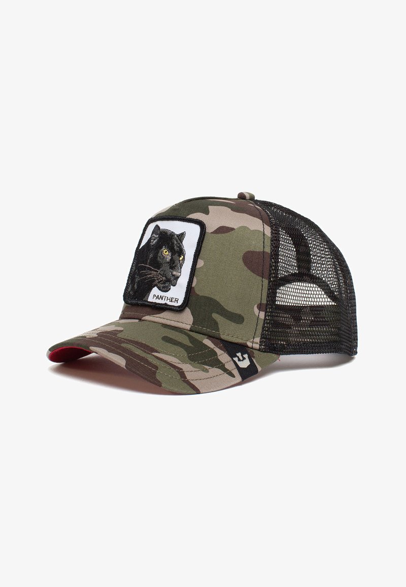 Cappellino da baseball camuffato con retro in rete nera, dotato di una patch di un puma sul davanti e un accento rosso sulla visiera.