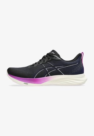 Chaussure de sport noire avec une tige texturée, semelle intermédiaire à motif en vagues blanche, et un accent rose sur la semelle. Présente un design rembourré avec des lacets.