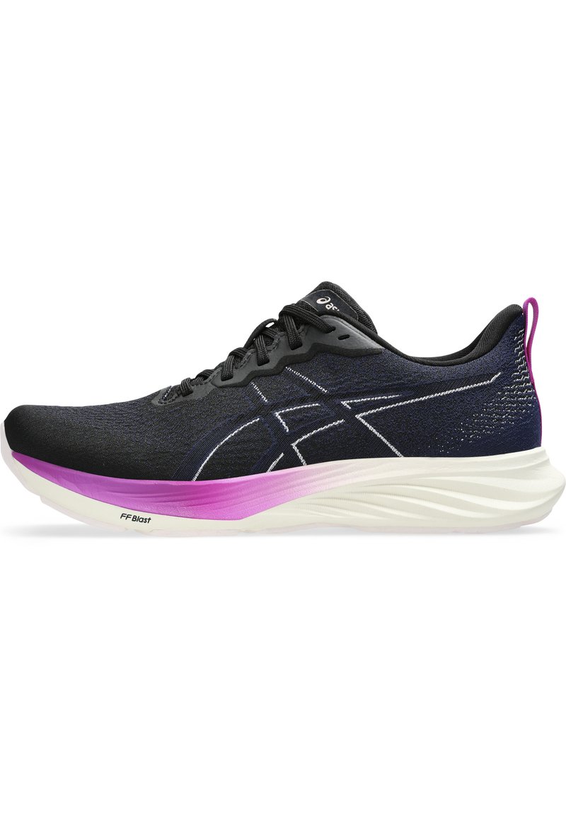 Chaussure de sport noire avec une tige texturée, semelle intermédiaire à motif en vagues blanche, et un accent rose sur la semelle. Présente un design rembourré avec des lacets.