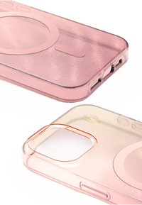 Przezroczyste etui na telefon z gradientem różowych odcieni i brokatem. Wyróżniające się wycięcia na aparat i przyciski, ozdobione złotym napisem.