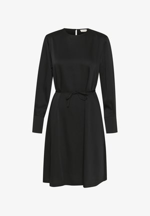 Črna dolga obleka z dolgimi rokavi, izdelana iz gladkega materiala, z okroglo izrezom, pasom na vezanje in stranskimi razporki za sproščen fit.