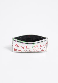 Porte-cartes en argent texturé avec du texte de style graffiti en rose, vert et rouge sur l'extérieur. Intérieur noir. Design mince avec des bords arrondis.