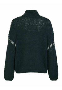 Mörkgrön stickad tröja, hög krage, löst passande design, texturerat tyg med vita sömnadsdetaljer längs axelsömmarna och ärmarna.