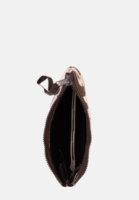 Pochette con motivo camouflage realizzata in tessuto, dotata di una cerniera superiore e di una fodera interna. Presenta una cerniera marrone con un'etichette in tessuto.