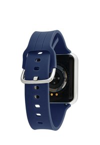 Smartwatch med en marineblå silikonesnor og sølvhardware. REktangulær sort skærm med kamera og sensor detaljer på bagsiden.