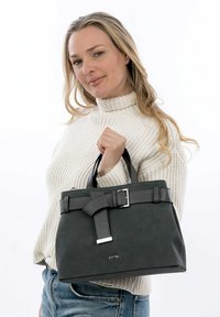 Borsa grigia con pelle texturizzata, dettaglio con fibbia e manici robusti. Presenta una forma rettangolare e una branding minimal.