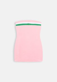 Ružičasta mini haljina bez naramenica s zeleno-bijelim prugastim pojasom na vrhu, prikazana na jednostavnoj bijeloj pozadini.