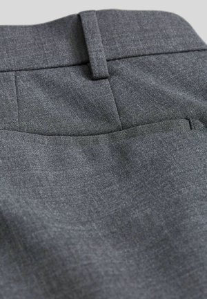 Graue Anzughosen mit glatter Textur, versehen mit einer Gesäßtasche und einem subtilen Webmuster. Der Bund ist strukturiert und ordentlich.